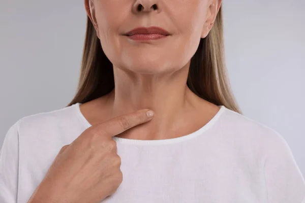 Sistem Endocrine Wanita Senior Melakukan Pemeriksaan Diri Tiroid Pada Latar — Stok Foto