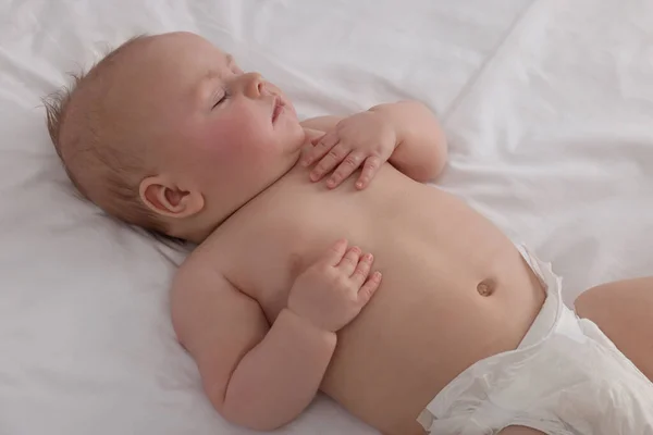 Bebê Recém Nascido Bonito Fralda Dormindo Cama Casa — Fotografia de Stock