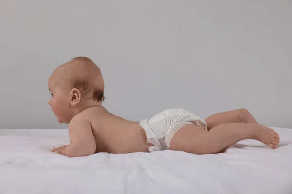 Lindo Bebé Pañal Acostado Cama —  Fotos de Stock