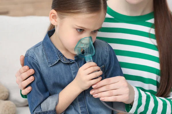 Mãe Ajudando Sua Filha Doente Com Inalação Nebulizador Casa — Fotografia de Stock