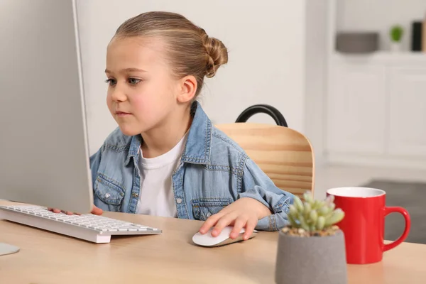 Menina Usando Computador Mesa Quarto Vício Internet — Fotografia de Stock