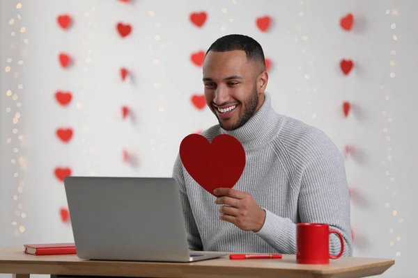 Uzun Mesafeli Ilişkide Sevgililer Günü Kutlaması Kırmızı Kağıt Kalbi Tutan — Stok fotoğraf