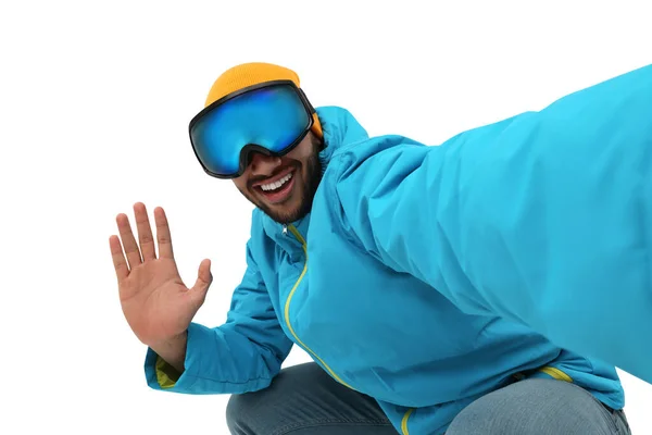 穿着滑雪护目镜的年轻人带着白色背景的自拍微笑 — 图库照片