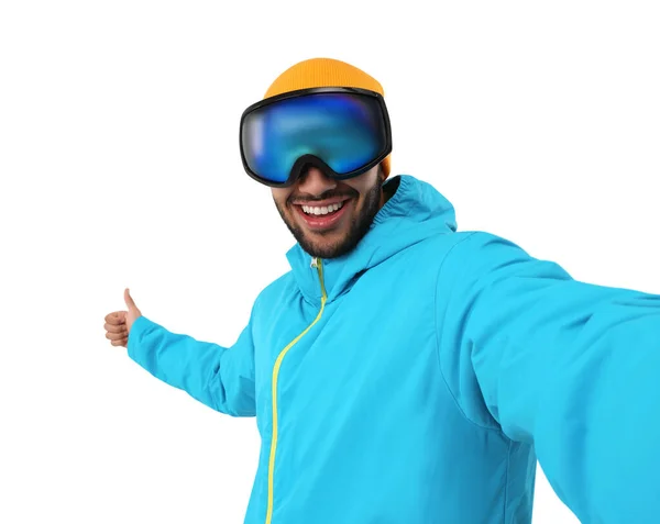Usmívající Mladý Muž Lyžařských Brýlích Přičemž Selfie Ukazující Palce Nahoru — Stock fotografie