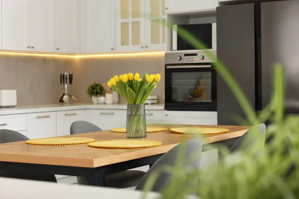 Frühlingsstimmung Stilvolles Kücheninterieur Mit Bequemen Möbeln Und Einem Strauß Schöner — Stockfoto