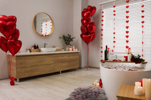 Stilvolles Badezimmer Zum Valentinstag Dekoriert Innenarchitektur — Stockfoto
