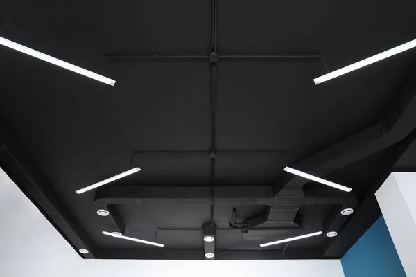 Plafond Noir Avec Éclairage Moderne Dans Chambre Vue Angle Bas — Photo