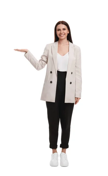 Piękna Bizneswoman Garniturze Wskazująca Coś Białym Tle — Zdjęcie stockowe