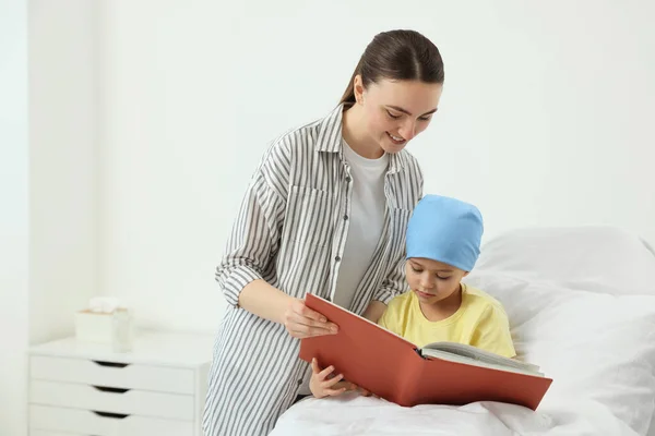 Rak Dzieciństwa Matka Córka Czytają Książkę Szpitalu — Zdjęcie stockowe