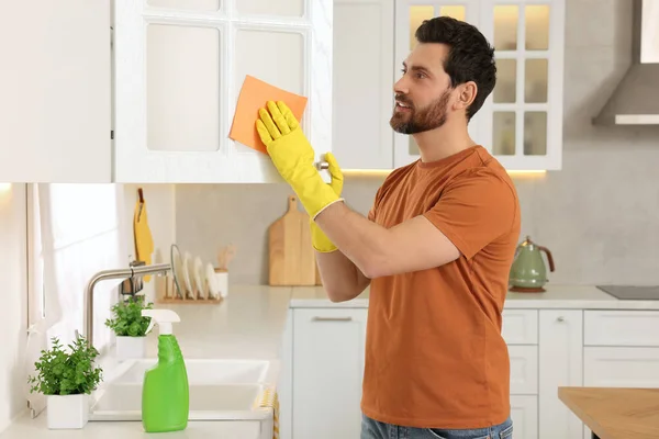 Καθαρισμός Άνθρωπος Νοικοκυρεύει Την Κουζίνα Στο Σπίτι — Φωτογραφία Αρχείου