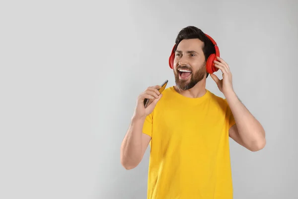 Homme Émotionnel Chantant Écoutant Musique Avec Des Écouteurs Sur Fond — Photo