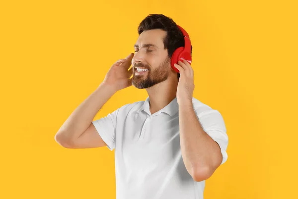 Homme Heureux Écoutant Musique Avec Écouteurs Sur Fond Jaune — Photo