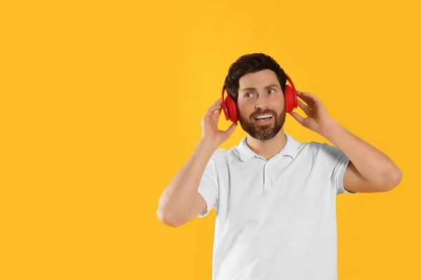 Happy Man Listening Music Headphones Yellow Background Space Text — Stock Photo, Image