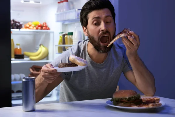 Homem Comer Comida Plástico Cozinha Noite Mau Hábito — Fotografia de Stock