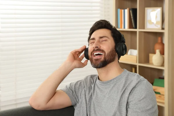 Homme Heureux Écoutant Musique Avec Écouteurs Intérieur — Photo