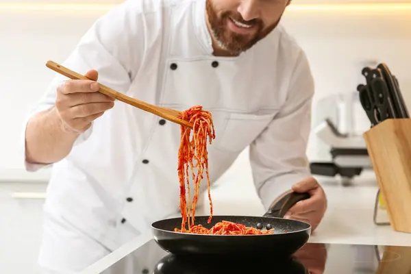 Chef Profissional Cozinhar Espaguete Delicioso Frigideira Dentro Casa Close — Fotografia de Stock