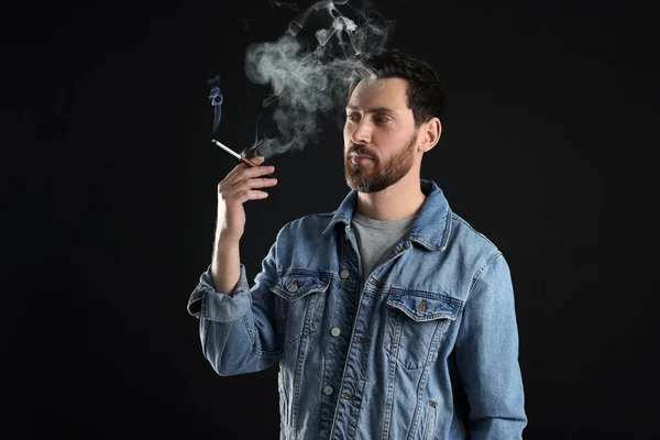Homem Usando Suporte Cigarro Para Fumar Fundo Preto Espaço Para — Fotografia de Stock