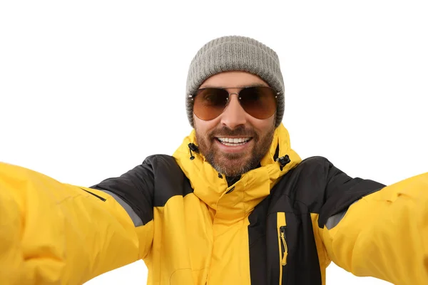 Glimlachende Man Hoed Zonnebril Het Nemen Van Selfie Witte Achtergrond — Stockfoto