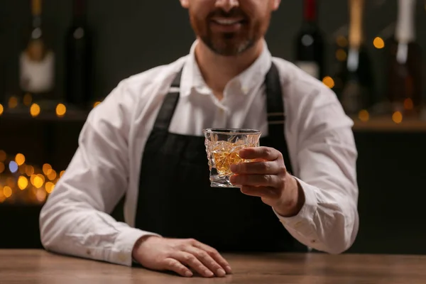 Barista Con Bicchiere Whisky Bancone Del Bar All Interno Primo — Foto Stock