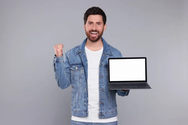 Emotional Man Laptop Light Grey Background — ストック写真
