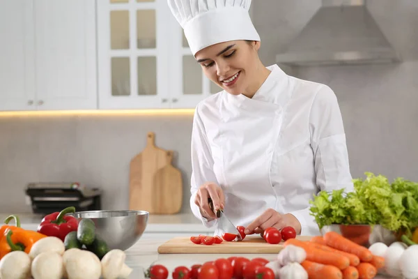Profesjonalny Kucharz Krojący Świeże Pomidory Przy Białym Stole Kuchni — Zdjęcie stockowe