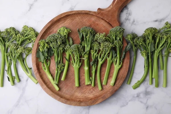 Färsk Broccolini Vitt Marmorbord Platt Ligg Hälsosam Mat — Stockfoto