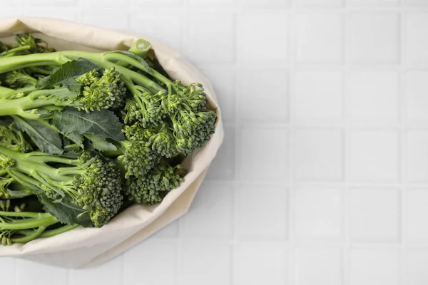 Tas Dengan Brokolini Mentah Segar Atas Meja Berubin Putih Atas — Stok Foto