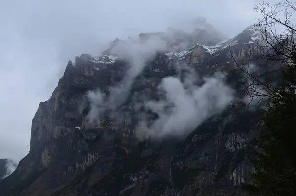 Schilderachtig Uitzicht Bergen Bedekt Met Mist — Stockfoto