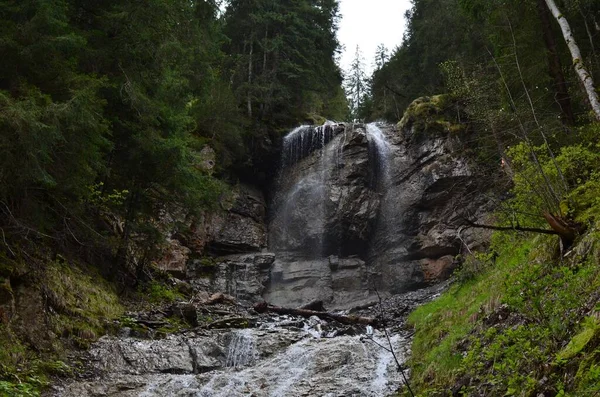 Piękny Widok Górski Wodospad Skały Zielone Drzewa Zewnątrz — Zdjęcie stockowe