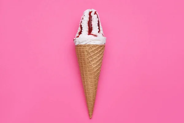 Πεντανόστιμο Παγωτό Μαρμελάδα Βατόμουρο Κώνο Βάφλας Ροζ Φόντο Top View — Φωτογραφία Αρχείου