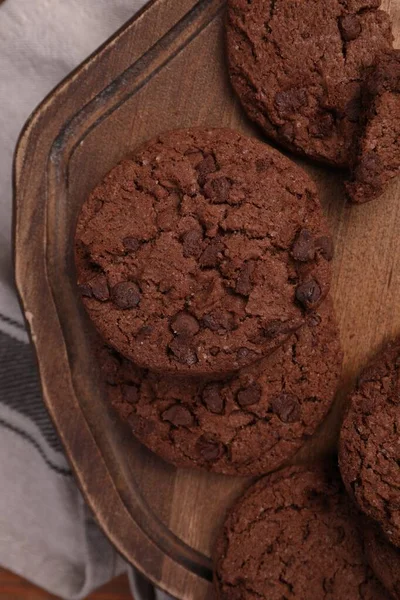 Placa Com Saborosos Biscoitos Chocolate Toalha Mesa Bege Vista Superior — Fotografia de Stock