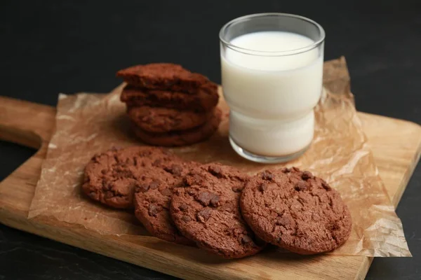 Tafel Mit Leckeren Schokoladenkeksen Und Einem Glas Milch Auf Dem — Stockfoto