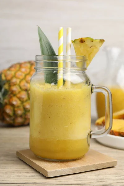 Chutný Ananasový Koktejl Ovoce Dřevěném Stole Detailní Záběr — Stock fotografie