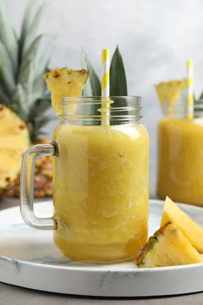 Chutný Ananasový Koktejl Plátky Ovoce Světle Šedém Stole — Stock fotografie