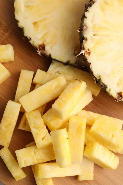 Leckere Reife Ananasstücke Auf Holztisch Flach Gelegt — Stockfoto