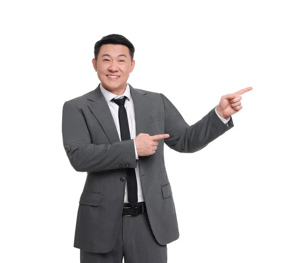 Geschäftsmann Anzug Zeigt Auf Etwas Auf Weißem Hintergrund — Stockfoto