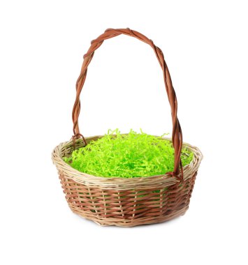 Paskalya hasır sepetinde beyaz çimenler izole edilmiş.