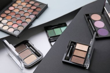 Renkli arka planda birçok farklı göz farı paletleri