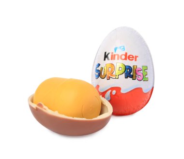 Slynchev Bryag, Bulgaristan - 23 Mayıs 2023: Beyaz arka planda oyuncağı olan Kinder Sürpriz Yumurtalar ve plastik kapsül
