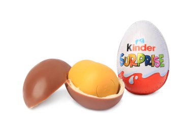 Slynchev Bryag, Bulgaristan - 23 Mayıs 2023: Beyaz arka planda oyuncağı olan Kinder Sürpriz Yumurtalar ve plastik kapsül