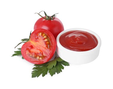 Lezzetli ketçap, maydanoz ve beyaz domateslerle dolu bir kâse.