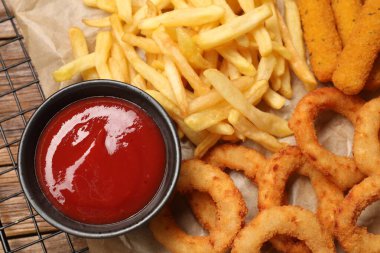Lezzetli ketçap, ahşap masada atıştırmalıklar, yakın plan.