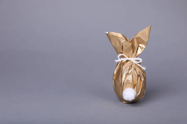 Пасхальний Кролик Блискучого Золотого Паперу Яйця Сірому Фоні Простір Тексту — стокове фото