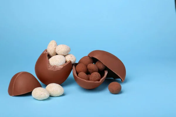 Gustose Uova Cioccolato Rotte Dolci Sfondo Azzurro — Foto Stock