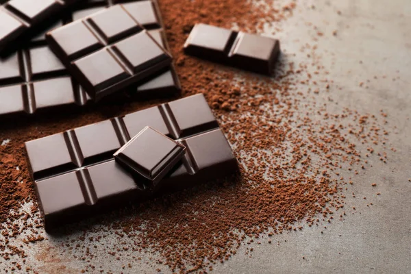 Νόστιμη Μαύρη Σοκολάτα Και Κακάο Σκόνη Γκρι Τραπέζι Closeup — Φωτογραφία Αρχείου