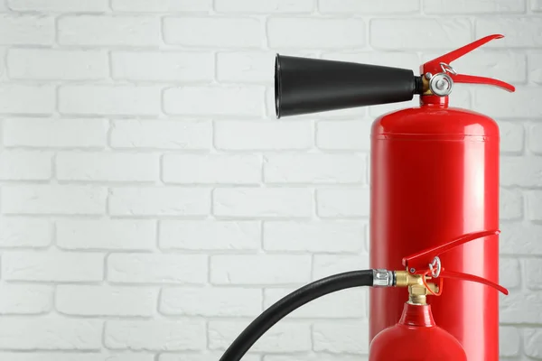 Extintores Contra Pared Ladrillo Blanco Espacio Para Texto —  Fotos de Stock