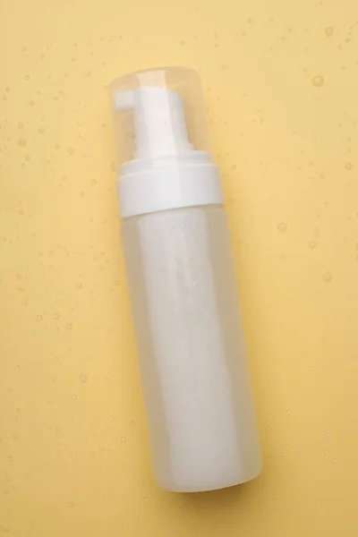 Мокра Пляшка Засобу Очищення Обличчя Блідо Помаранчевому Фоні Вид Зверху — стокове фото