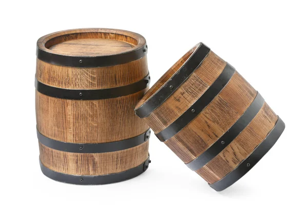 白地に伝統的な二つの木樽 — ストック写真