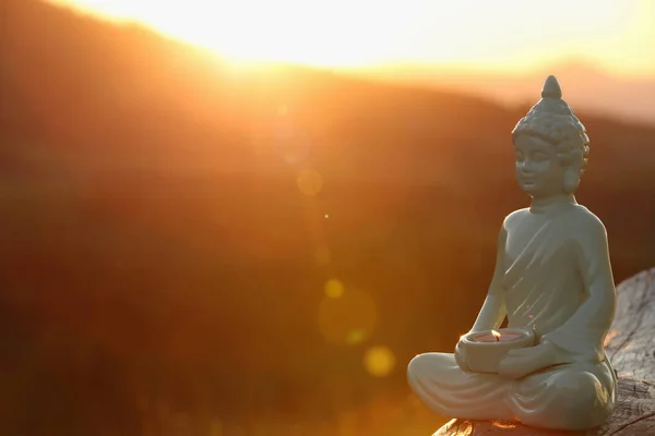 Dekoracyjny Posąg Buddy Płonącą Świecą Logu Górach Zachodzie Słońca Miejsce — Zdjęcie stockowe
