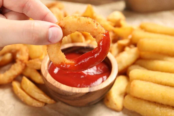 Vrouw Dompelt Uienring Kom Met Lekkere Ketchup Aan Tafel Close — Stockfoto